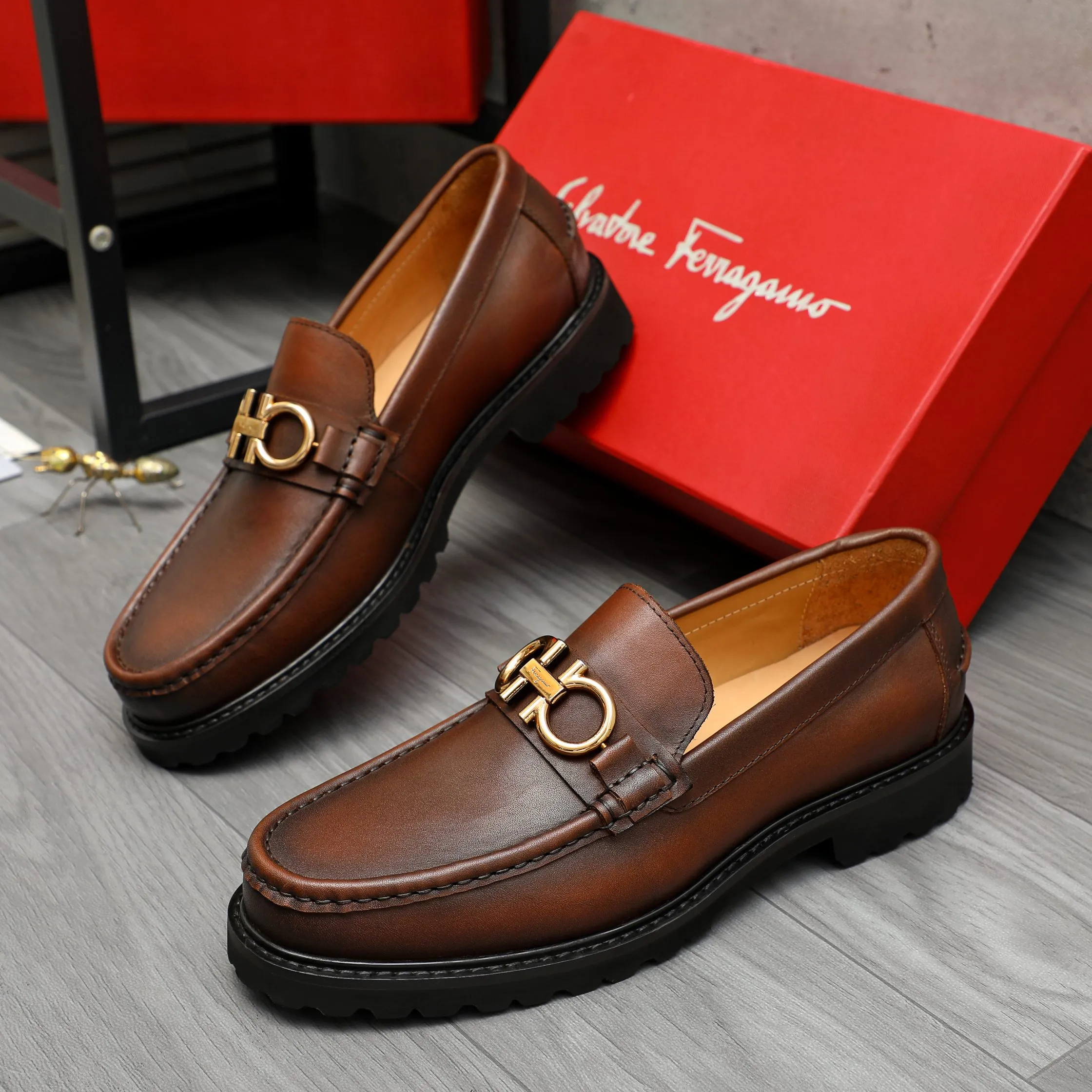 Men's shoes 💰442 Product trademark: Ferragamo "Ferragamo" business formal leather shoes Regular size: 38-46 (45.46 custom-made and non-returnable) Product materials: Selected color-brushed cowhide upper, cowhide lining, non-slip rubber outsole